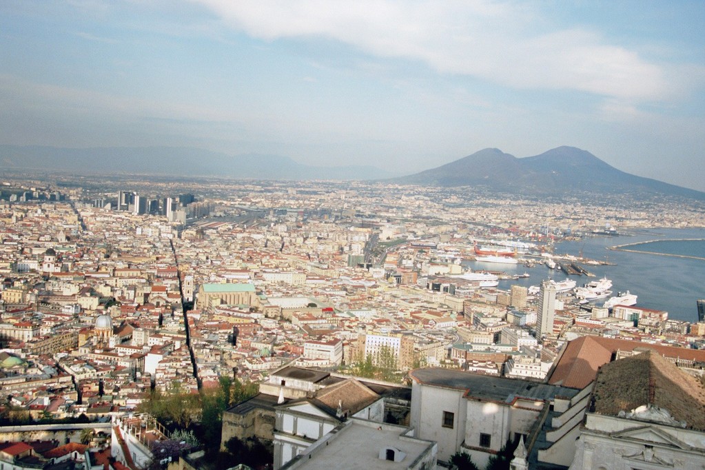 Neapel, Blick vom Kastell S. Elmo auf den Vesuv