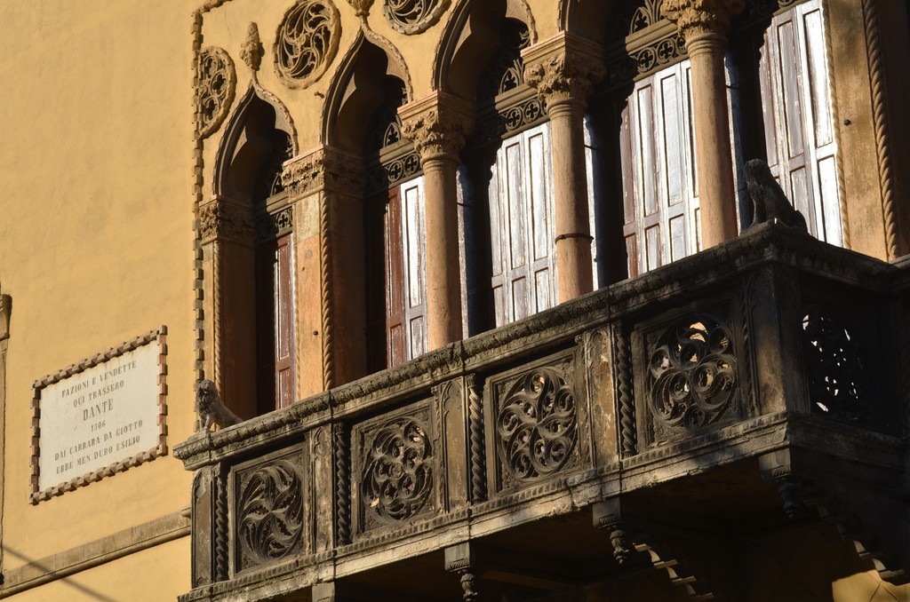 Padua, Via San Francesco, 9: Venezianische Fensterfront und Hinweis auf Aufenthalt Dantes