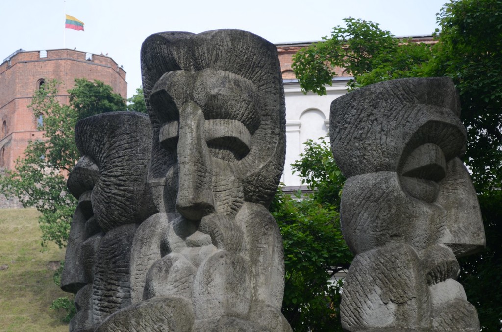 Vilnius, Altlitauische Skulpturen vor dem Gediminas-Hügel
