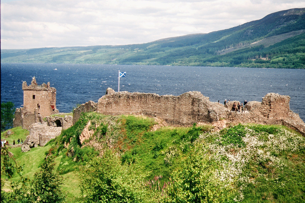 Urquhart Castle vor Loch Ness