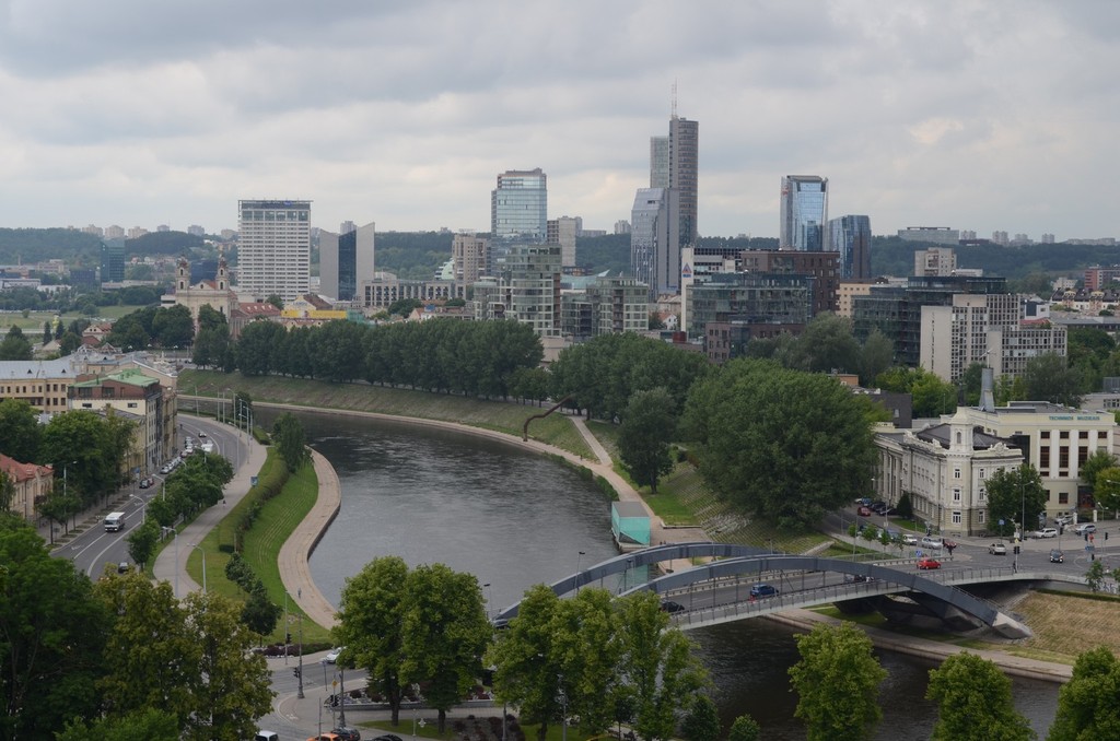 Vilnius, Blick vom Gediminas-Hügel nach Norden über die Neris auf den Europa Tower (mit 148 Metern höchster Bau im Baltikum) [Fotos 1-9: Litauen]