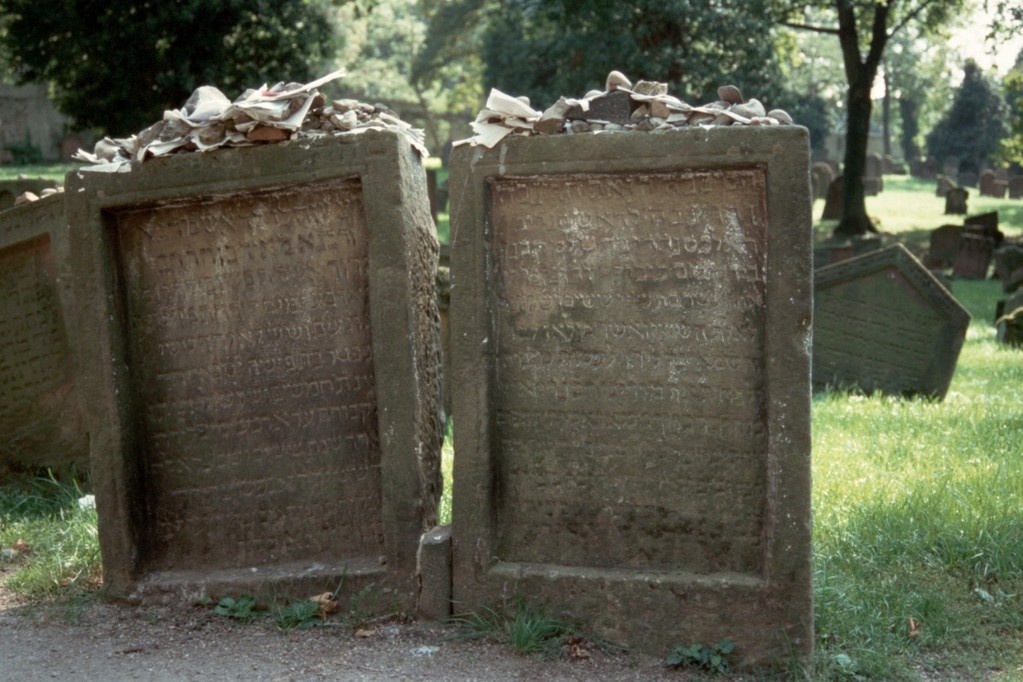 Worms, Jüdischer Friedhof, Grabsteine von Meir von Rothenburg († 1293) und Alexander ben Salomon Wimpfen († 1307)