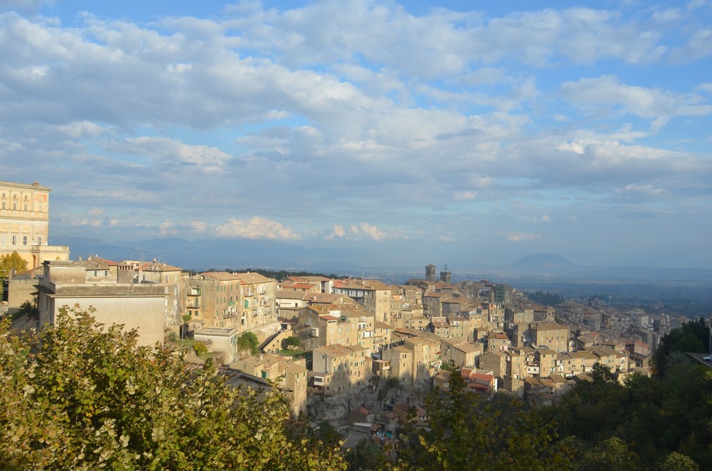 Blick auf Caprarola (im Hintergrund: Monte Soratte)