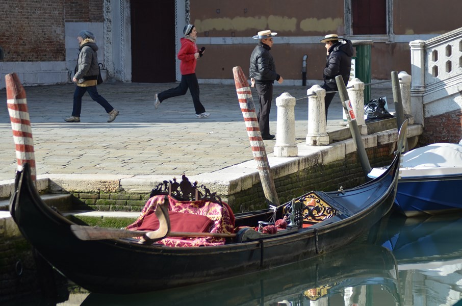 Gondolieri beim Plausch vor Santa Maria Gloriosa dei Frari