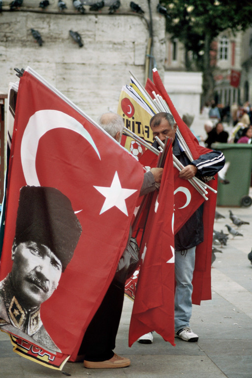 Istanbul, Fahnenverkauf vor dem Basar