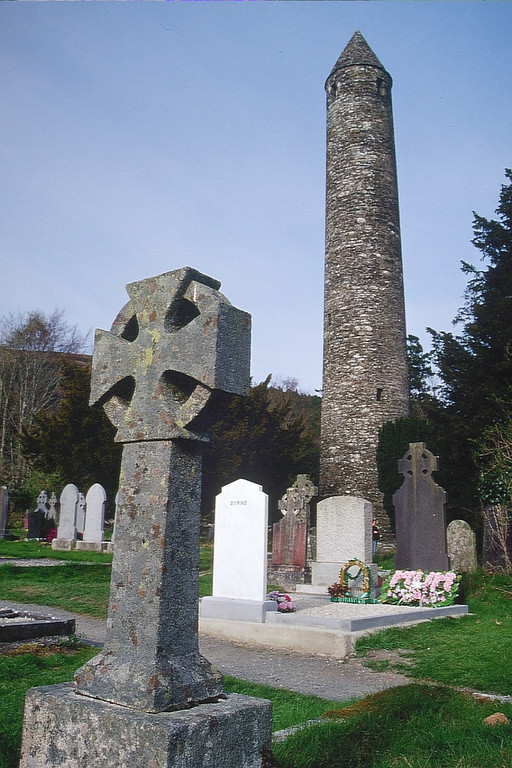 Glendalough, (modernes) Hochkreuz und 'round tower'