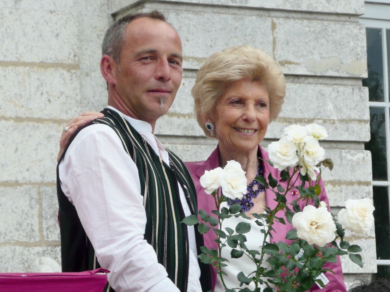 Madame Hélène Carrère d'Encausse, grande dame marraine du rosier éponyme.