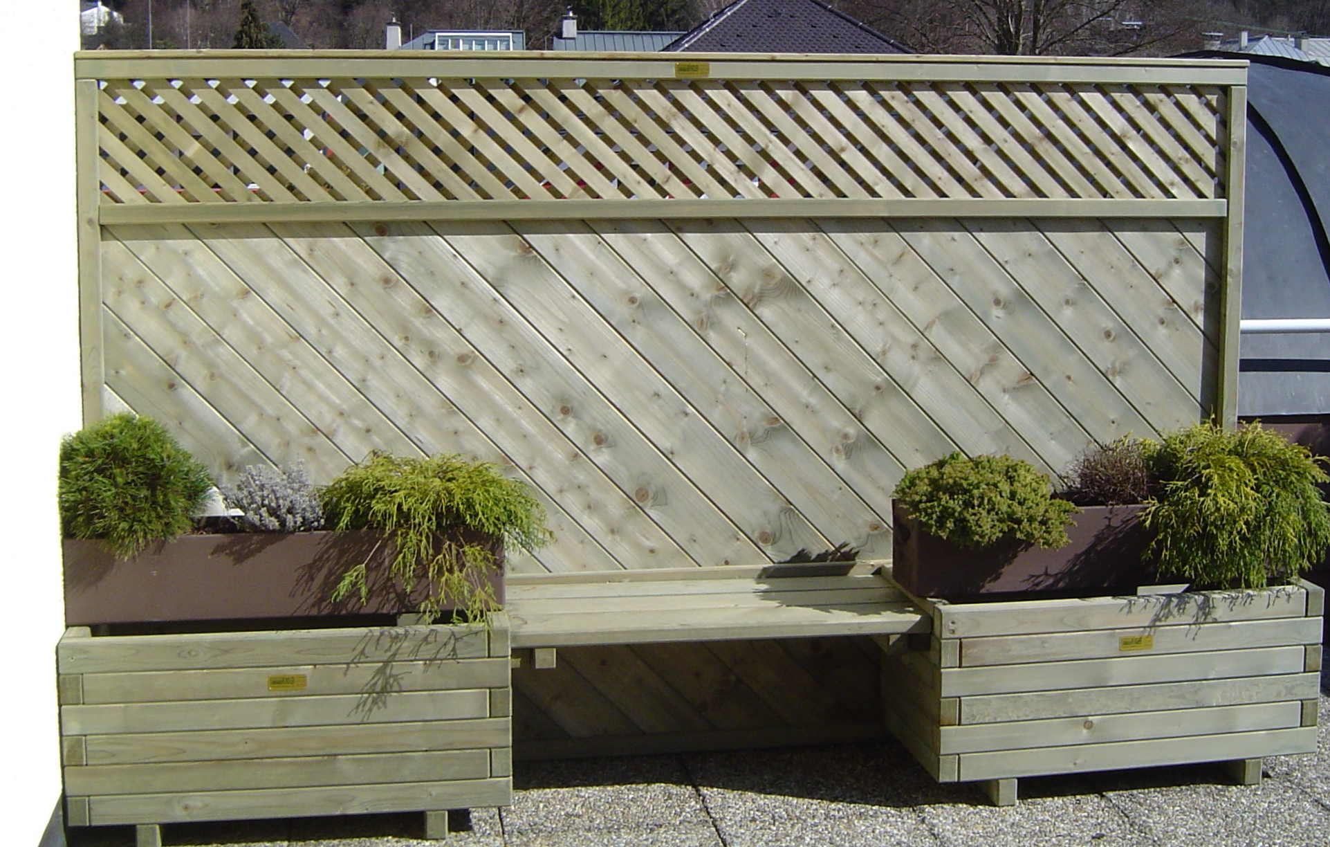 Sichtschutz mit Gitter und Pflanzkasten