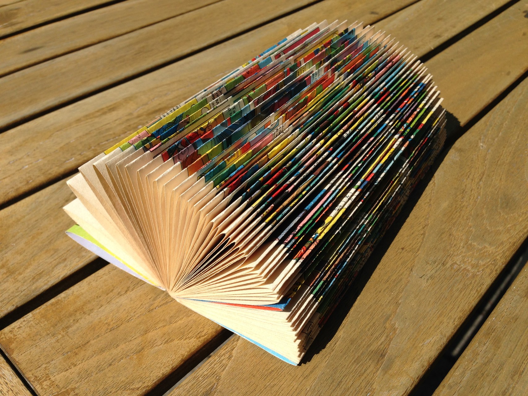 Recycling Zettelhalter aus ComicBuch kefro Origami papiermitfarbe Origamipapier