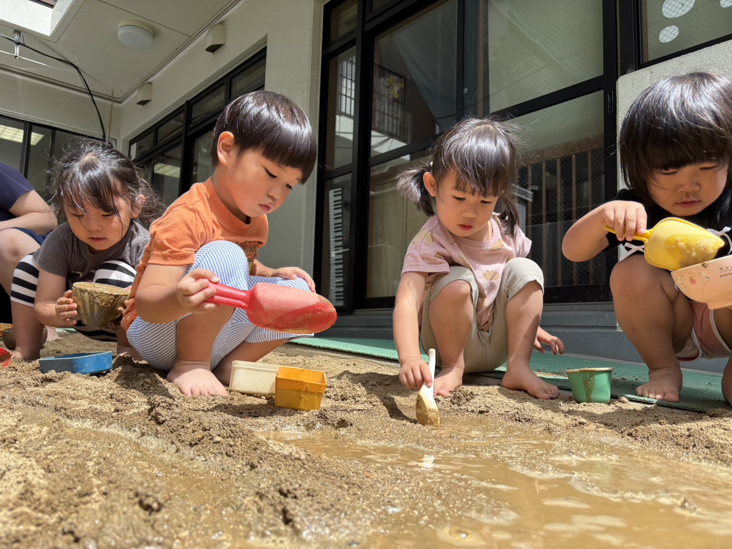 とんぼ組で初めての泥んこ遊び！