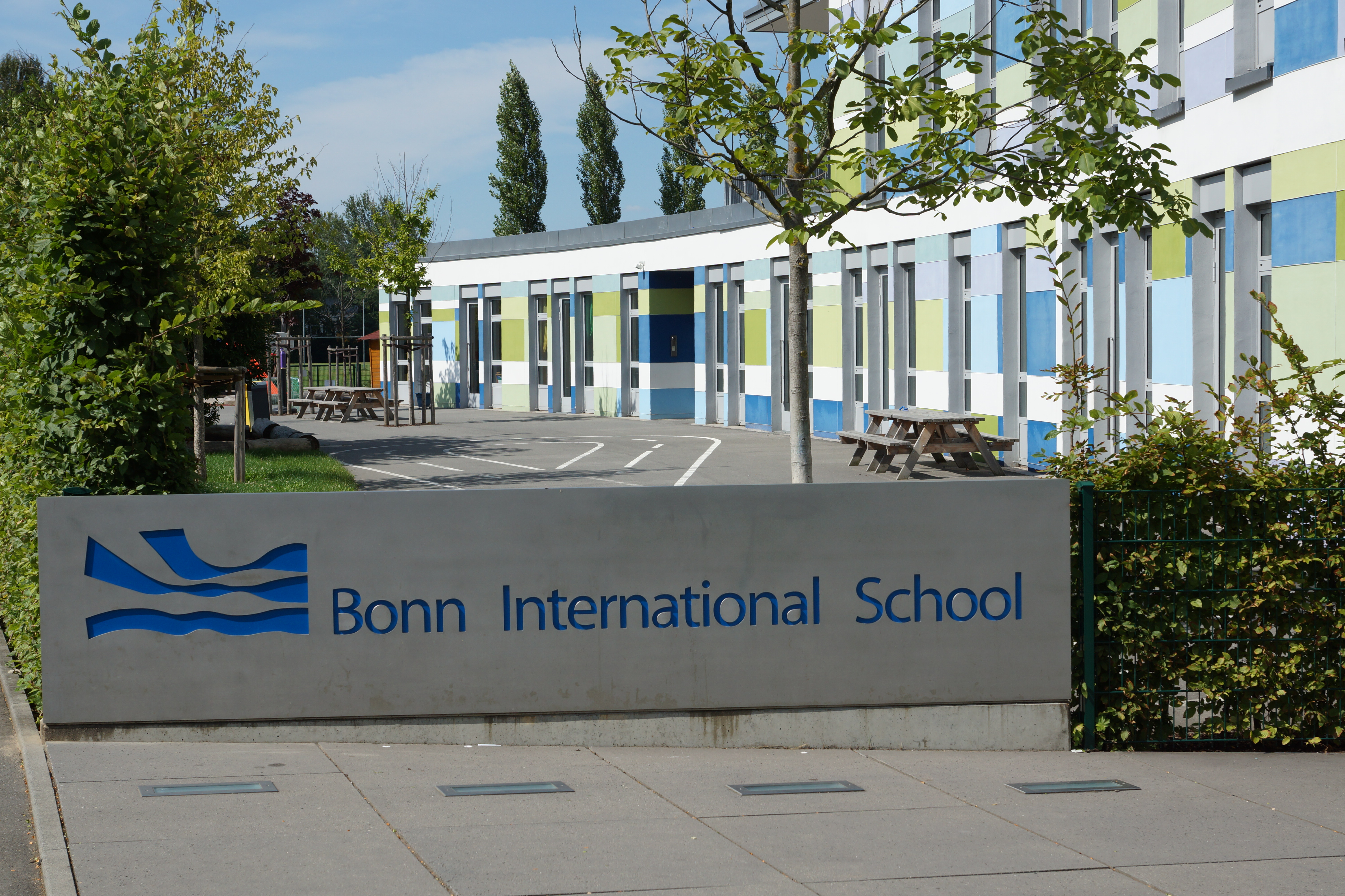 Wir haben BlowerDoor-Messungen z.B. bei der Bonn International School durchgeführt