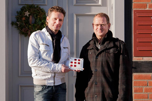 Markus Zillmann und Matthias Wieck halten die Plakette für das Theodor-Körner-Haus in der Hand