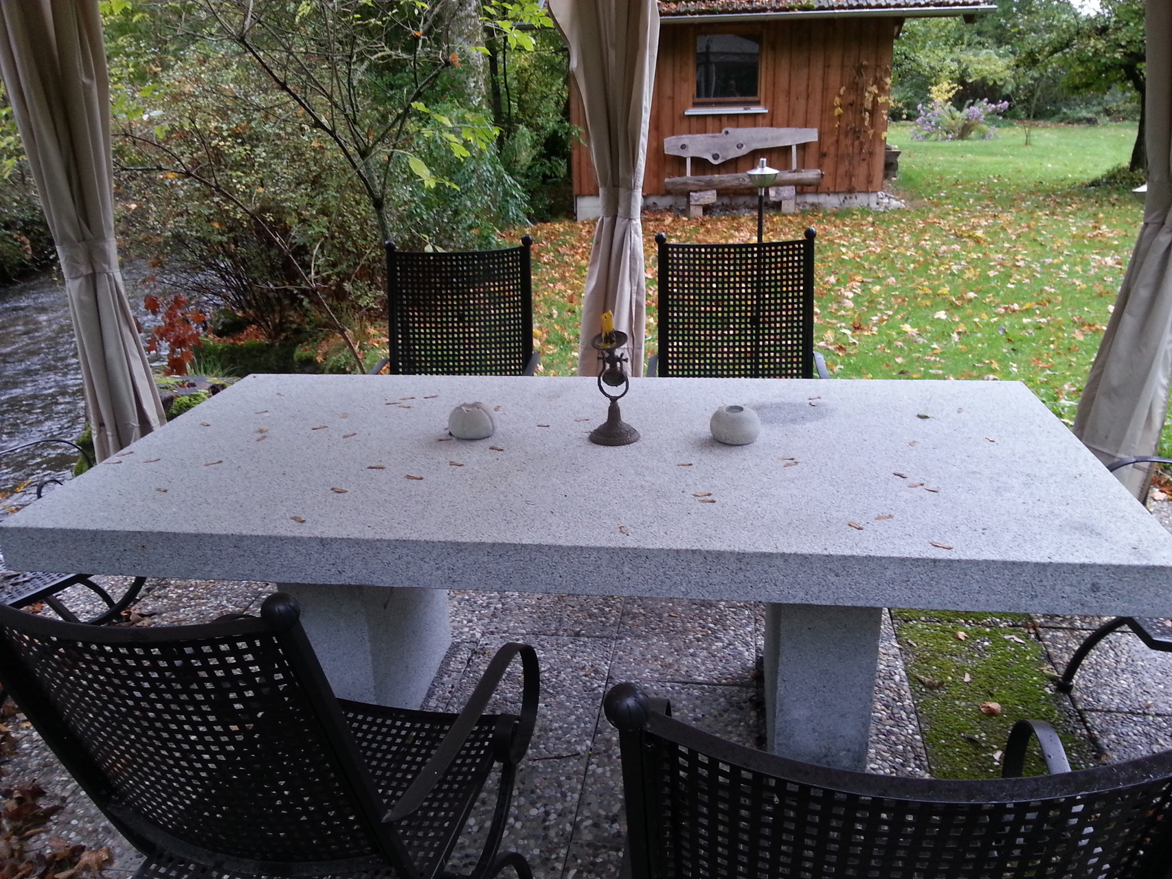 Tisch aus Granitstein