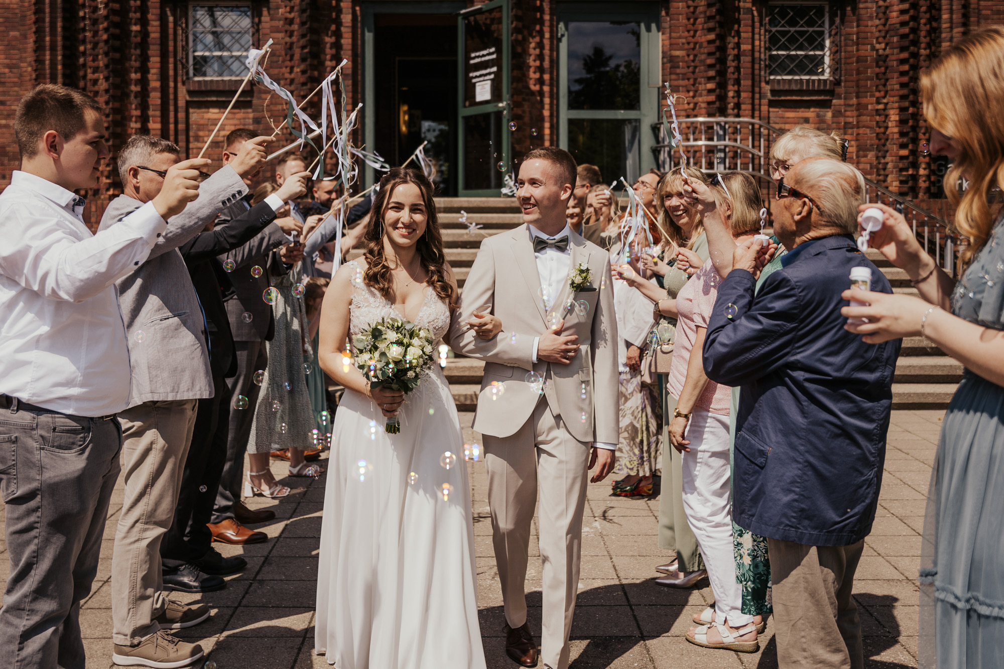 Seifenblasen, Blütenblätter oder Wedding Wands: Ideen für euren Hochzeitsauszug
