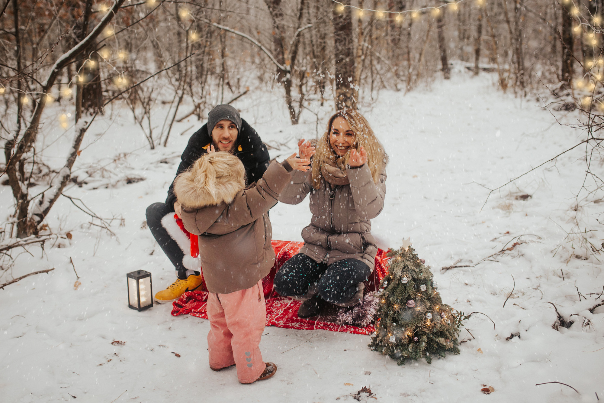Weihnachtliche Familienfotos im Studio, zuhause und draußen
