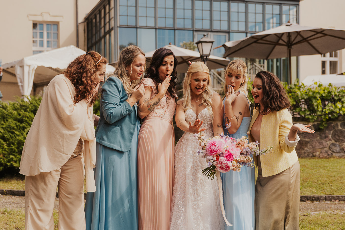 Dresscode & Farbcode bei Hochzeiten: Ideen, Beispiele & Formulierungen für eure Einladung