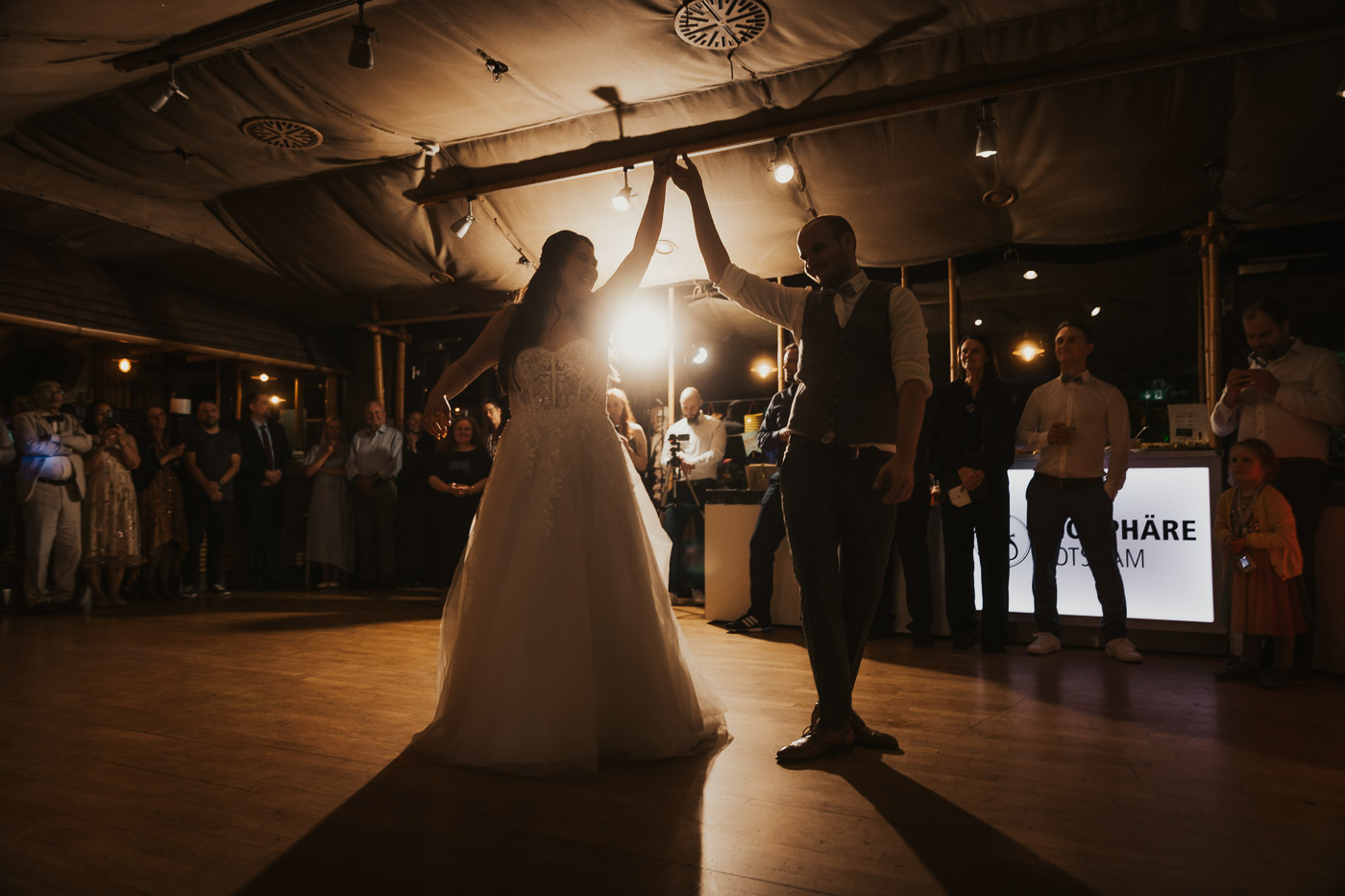 Den Hochzeitstanz und die Party fotografieren lassen: Lohnt es sich?