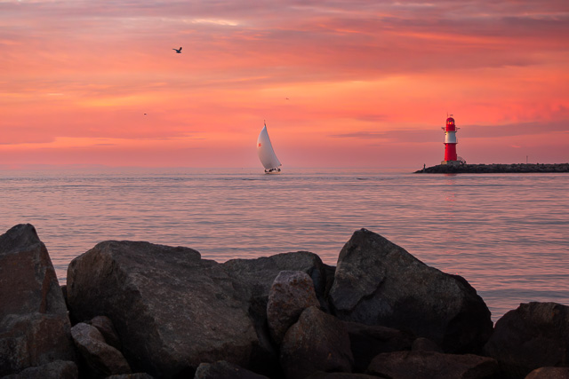 Ein Sommerabend an der Mole in Warnemünde