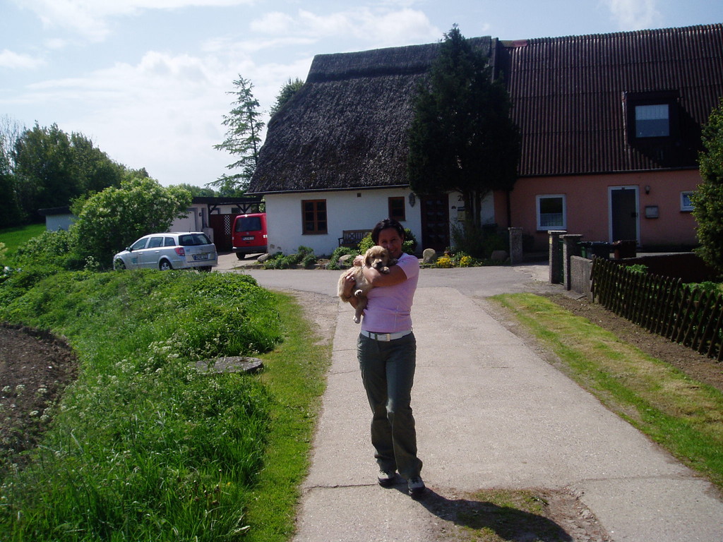 ... mit Frauchen...   ( 05 / 2012 )   beim Züchter...