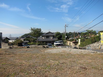 正面には低い山が見え、その向こうに町が見えます。