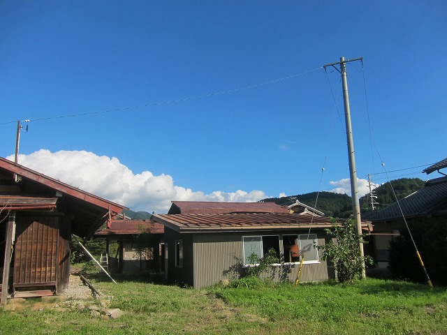 主屋の南側に通路を挟んで、元馬小屋と倉庫が建っています。