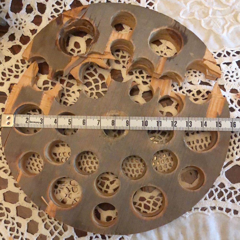 Sostituzione dei vecchi dischi in legno nei lampadari di Murano