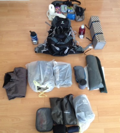 Die Packliste für eine zwölftägige Wanderung fällt schon sehr umfangreich aus. Vieles ist nun notwendig, weil ich im Zelt übernachte