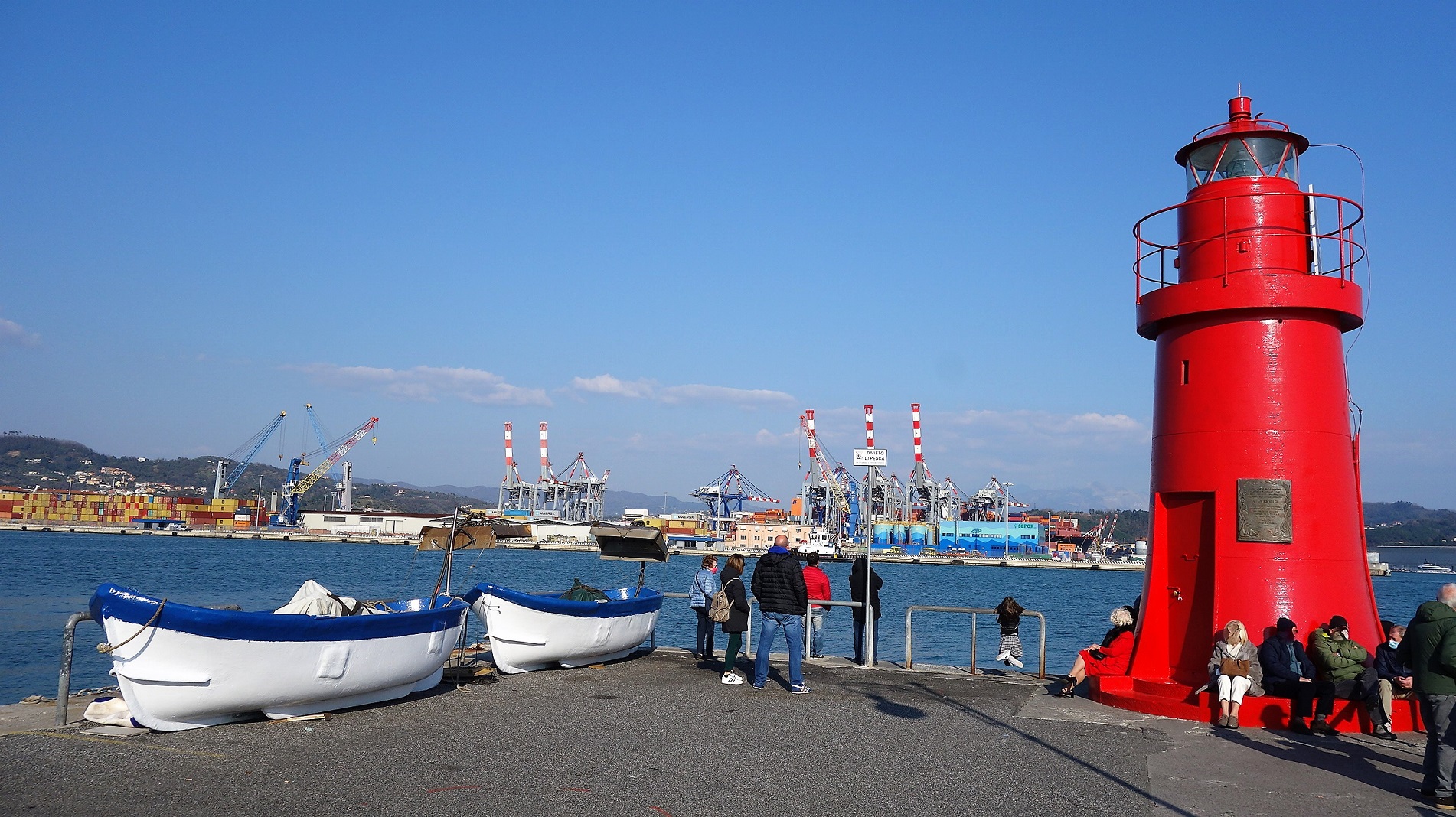 Ein Blick auf den kommerzielle Hafen ist von der Molo Italia gut möglich