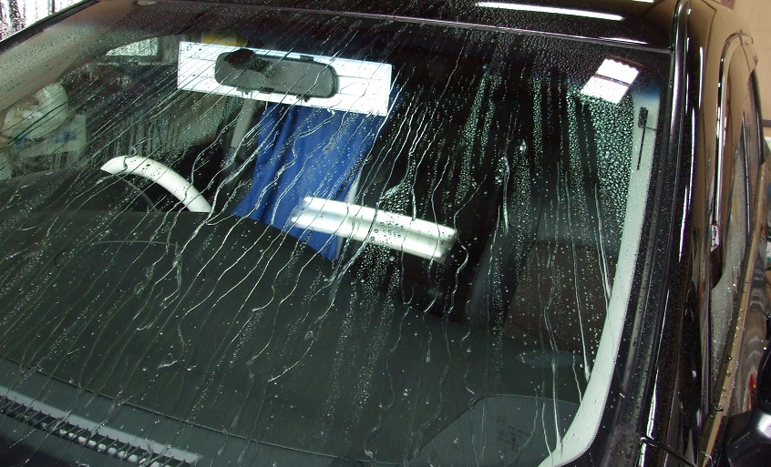 ウィンドウコーティングで雨に日の走行中の視界を良くして運転しやすくなります