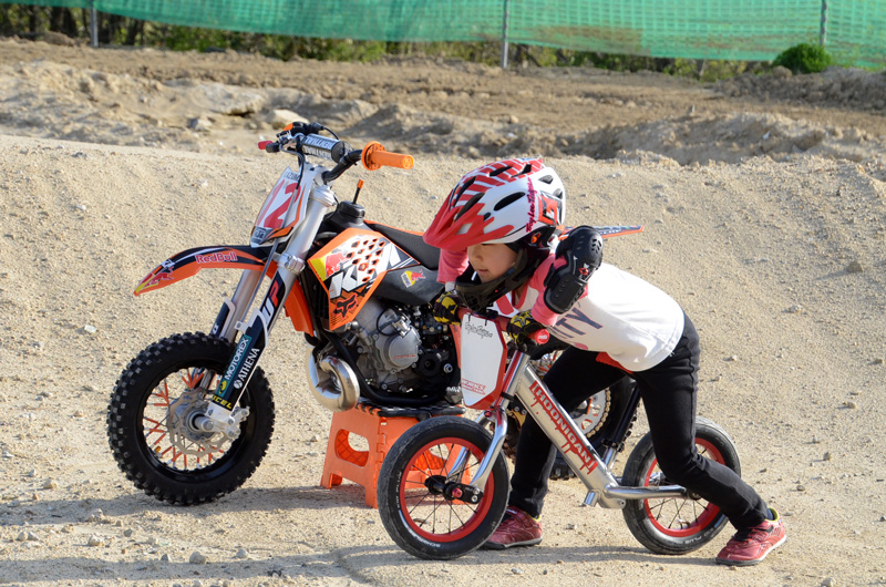 キックバイク ストライダー バランスバイク オフロード モトクロス エンデューロ トレール スクランブラー 香ばしい