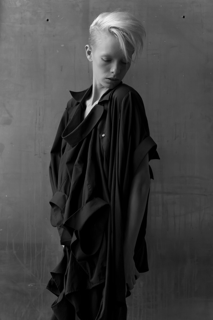 Photography: Scott Elliott, Fashion: I' VR, Hair&Make-up: Aga Schillert, Model: Medea Paffenholz