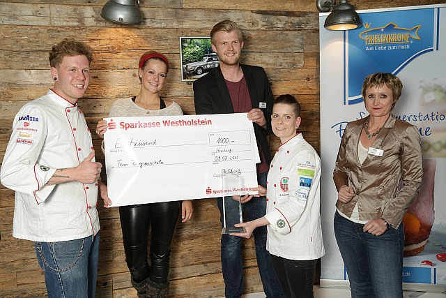 Von links: David Trepsdorf (1. Platz Matjesmeisterschaft 2015), die beiden Vorjahresgewinner Kim Rathmann und Sven Luther, Elisa Schaumann (1. Platz Matjesmeisterschaft 2015) und Sylvia Ludwig von Friesenkrone. Foto: Friesenkrone