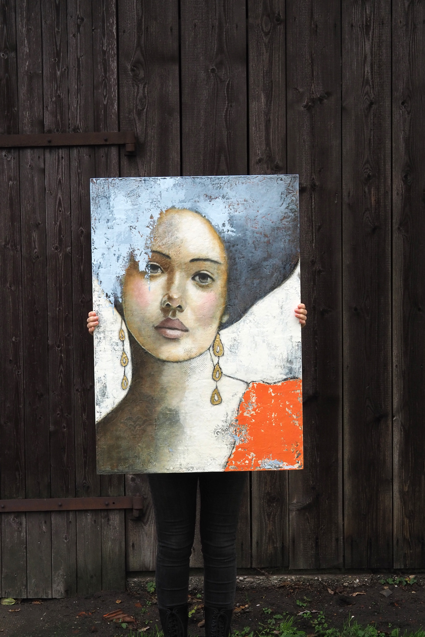 © Conni Altmann, Originalgemälde "Orange is her fave", Mixed Media mit Blattgold auf Sperrholz, ca. 70 x 100 x 2 cm