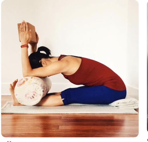 posture vers l'avant stage de yoga