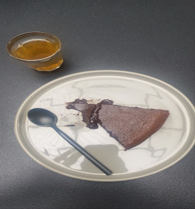 Gâteau aux carottes avec un verre de thé de Pherguiland