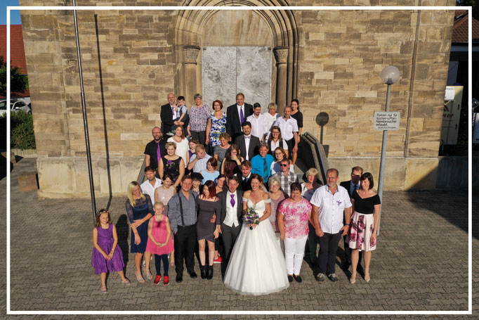 Hochzeitsfotografie-Gruppenfoto-Hochzeit-Kirche-L084