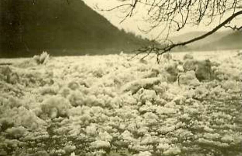 Eisgang 1954 / das Eis kommt