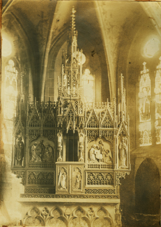 1880er Jahre. Altaraufsatz in der alten Kirche.Gestiftet von Erzbischof Roos. 1924 an die Gemeinde Ölzheim bei Prüm verkauft.