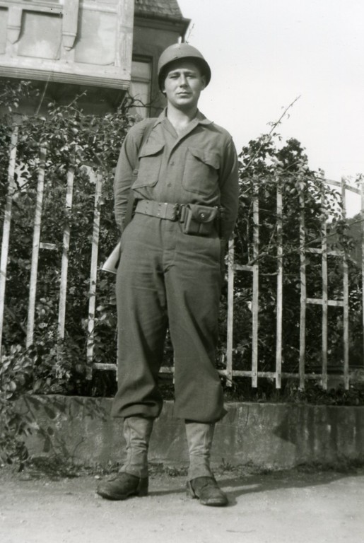 Paul Meyer vor dem Hause Schauren, Juni 1945