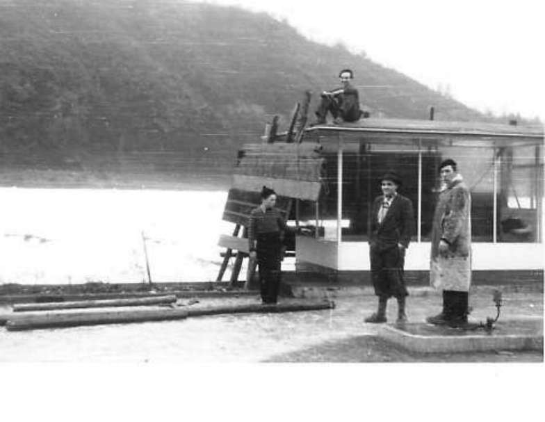 Eisgang 1954 / Schutzmaßnahmen an Esso Tankstelle