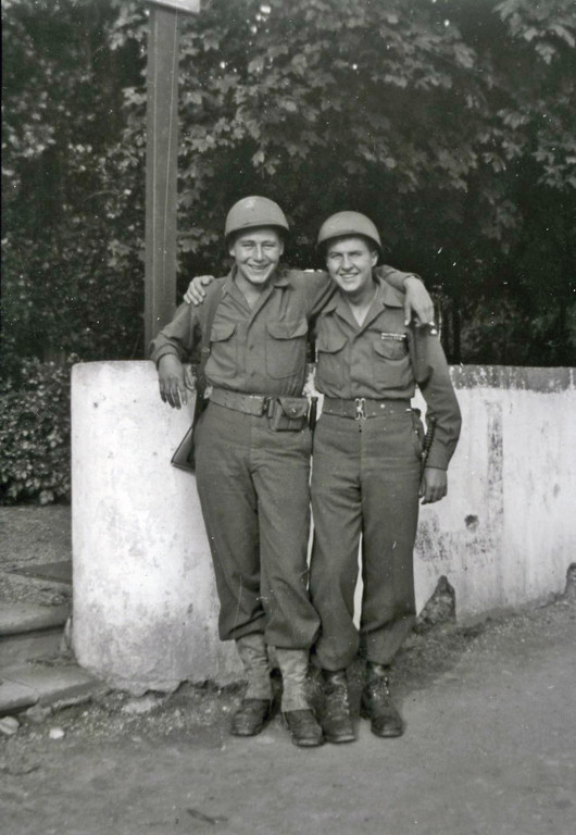 Paul Meyer mit seinem Kameraden Jim Dixon, Juni 1945