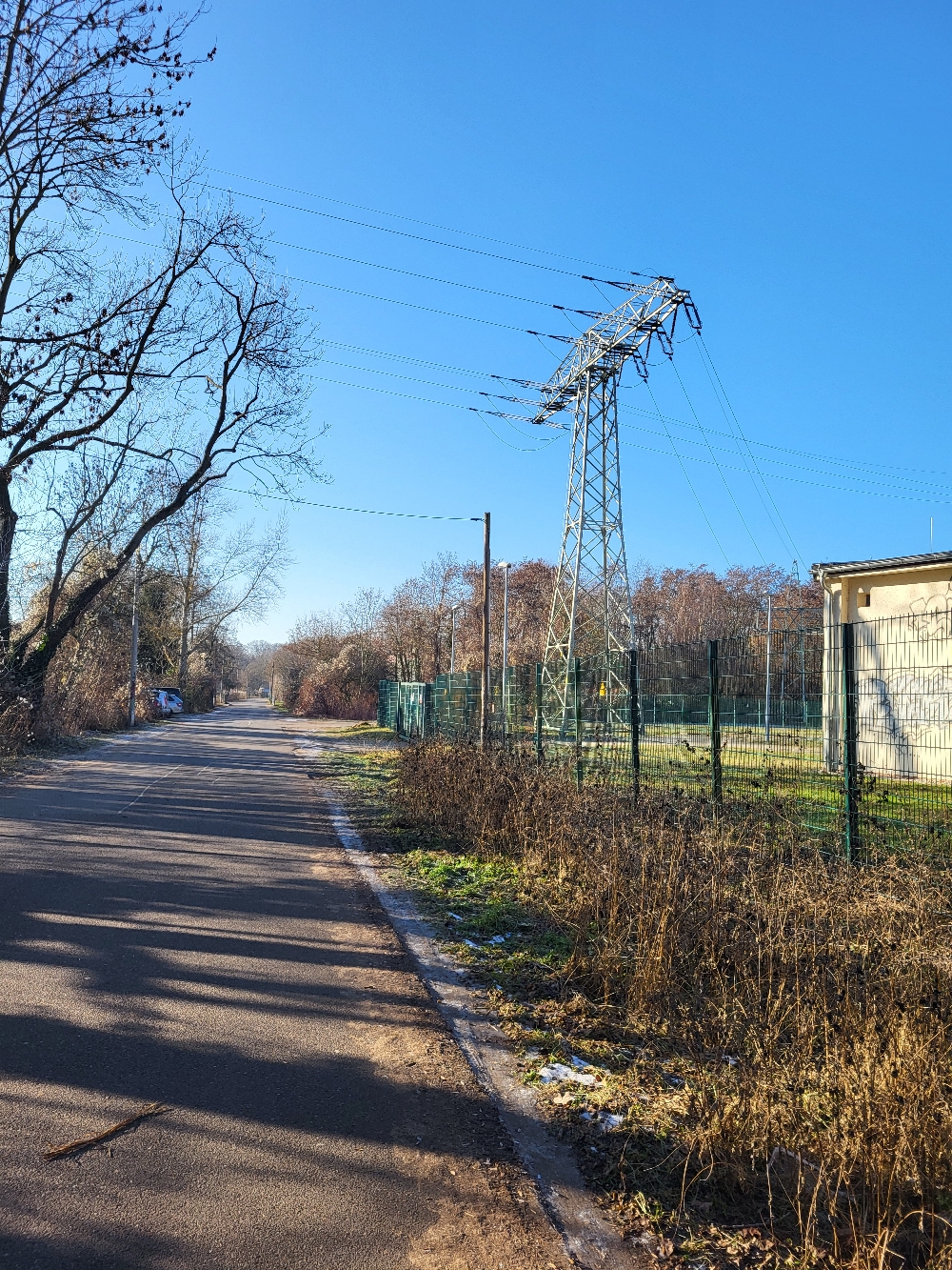 Kurz nach der Brücke ist ein Umspannwerk. Der Weg geradeaus endet vor der B2. Um die B2 zu queren, müssen wir direkt nach dem Umspannwerk rechts abbiegen.