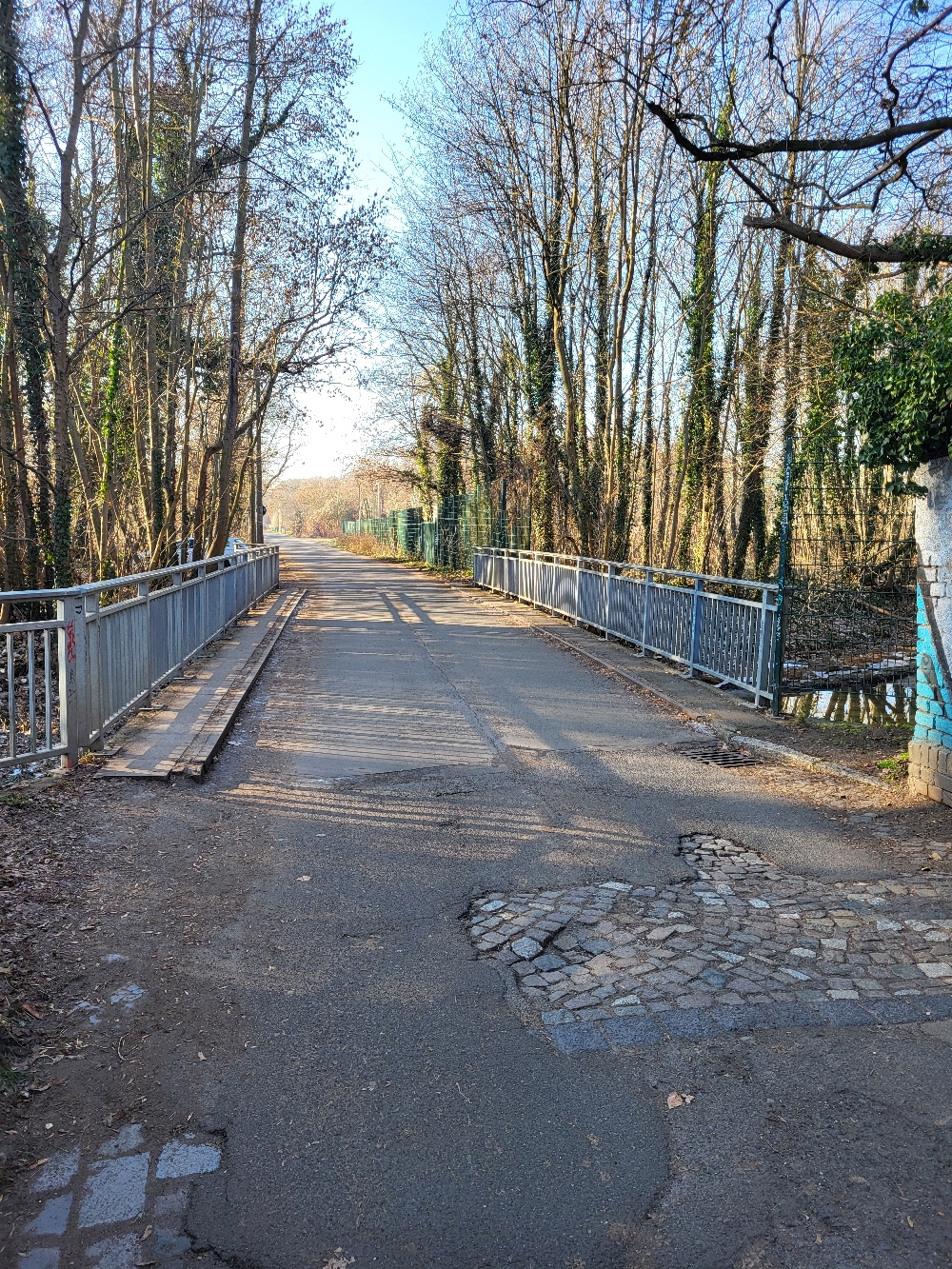 Kurz nach der Schule quert eine Brücke den Bach.