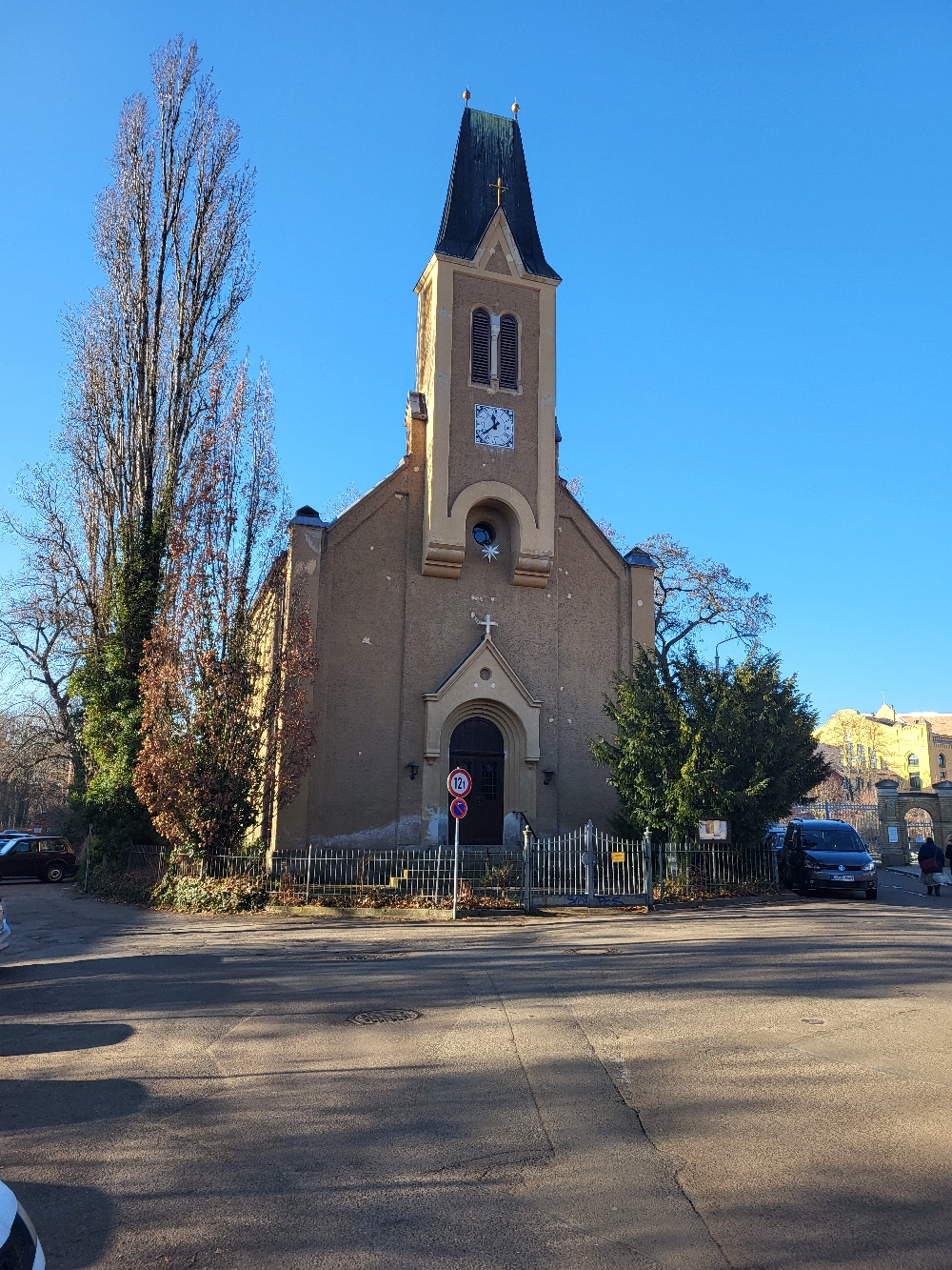 Von der Haltestelle der Linie 11 Raschwitzer Straße gehen wir links an der Kirche und an der Waldorfschule vorbei.
