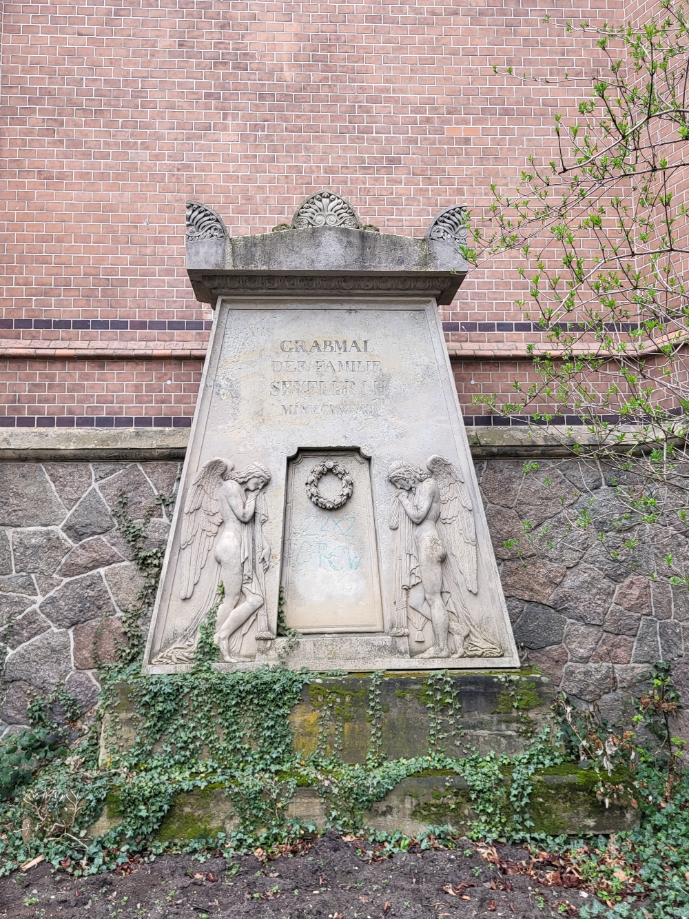 Der Grabstein der Familie von Johanna an der Lutherkirche am Johannapark