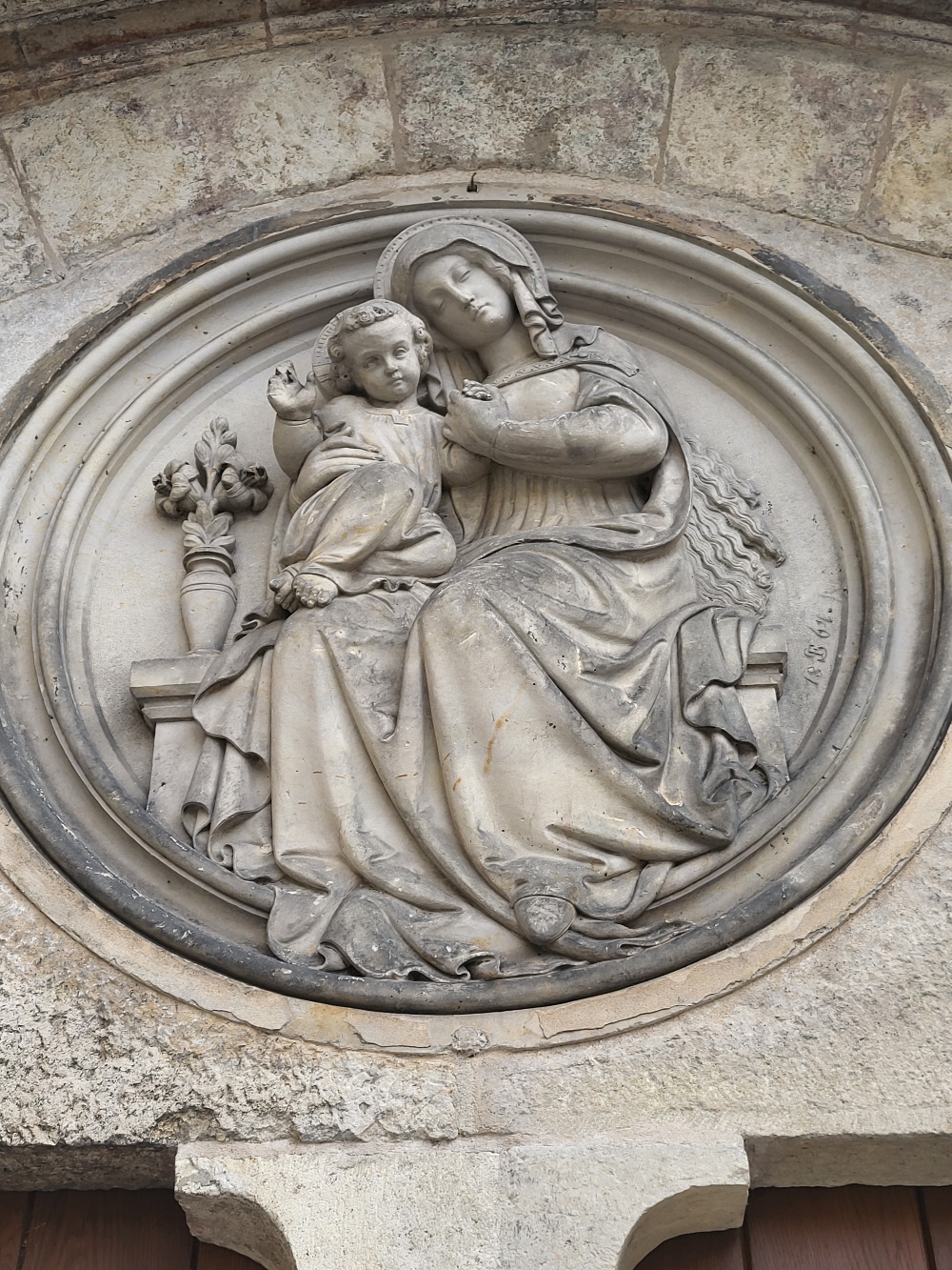 Maria und Kind am Eingang von St. Ulrich in Regensburg 