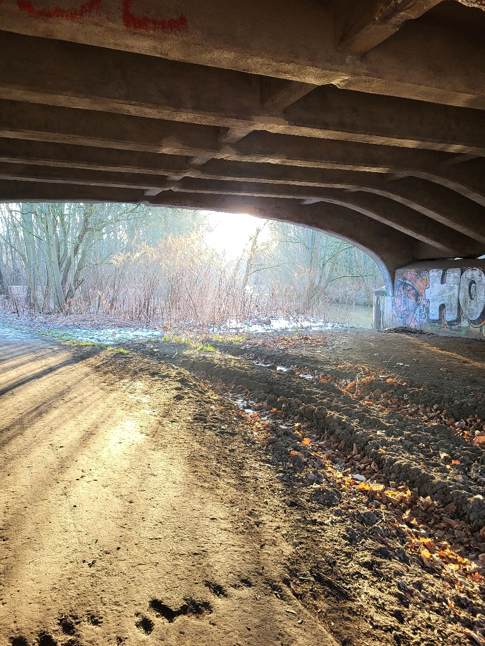 Auf diesem Weg ermöglichen Unterführungen zuerst das Queren der Bahn, sodann 500 Meter später nach links abbiegend der B2.