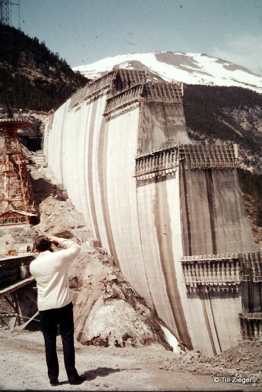 Onkel Eugen photographiert den Staudammbau (um 1965)