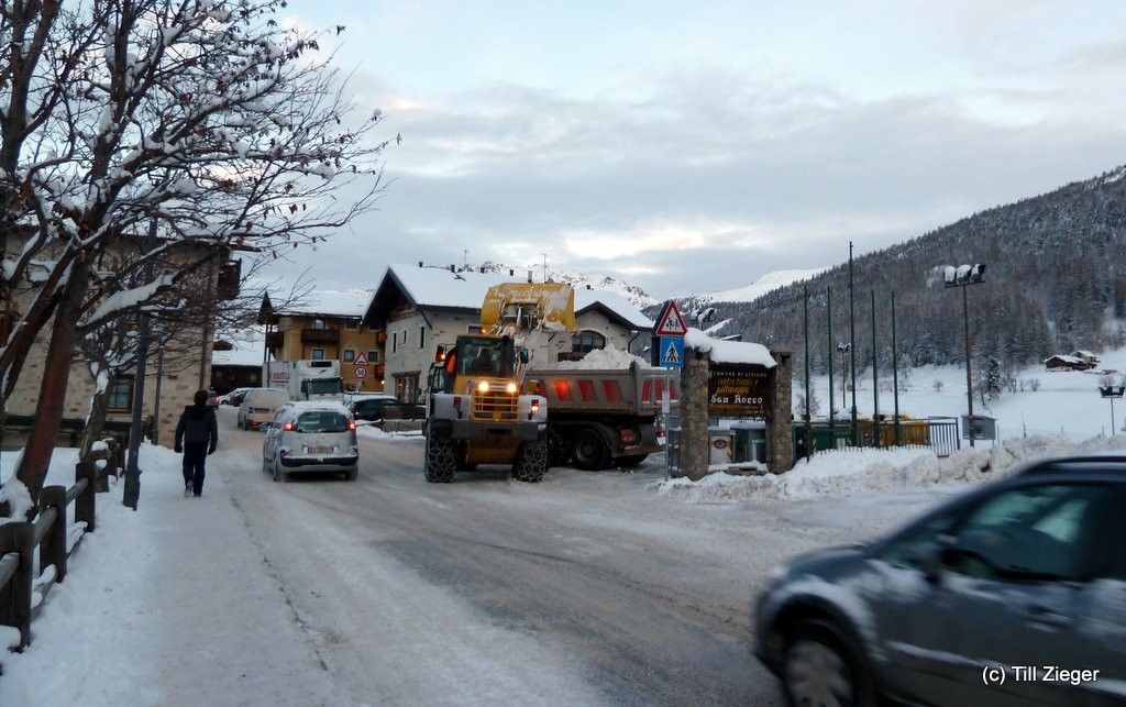 Schneeräumen im Dorf