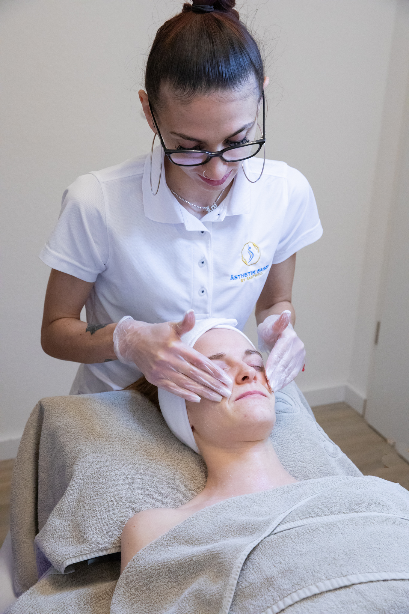 Gesichtmaske und Gesichtsmassage